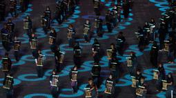 Ratusan siswa memainkan musik tradisional angklung pada penutupan PON XIX Jabar 2016 di Stadion Gelora Bandung Lautan Api, Kamis (29/9/2016). (Bola.com/Vitalis Yogi Trisna)