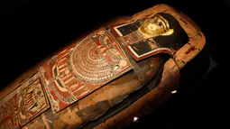 Penampakan mumi berusia 2.200 tahun yang dipajang di Museum Israel, Yerusalem, Rabu (27/7). Mumi Mesir berjenis kelamin pria berusia 30-40 tahun itu bernama "Iret-hor-r-u", yang berarti "Pelindung Mata Horus". (REUTERS/Ronen Zvulun)