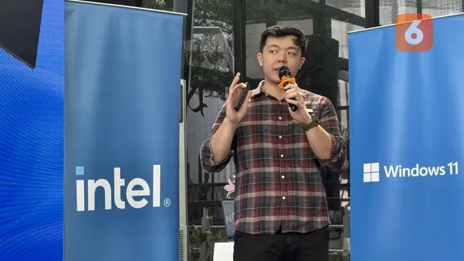 <p>Matius Tirtawirya, Consumer Notebook Product Manager, Acer Indonesia, saat menjelaskan berbagai fitur di laptop baru ini. (Liputan6.com/ Yuslianson)</p>