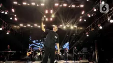 Penyanyi sekaligus penulis lagu, Tulus saat tampil memeriahkan KapanLagi Buka Bareng BRI Festival 2025 di Plaza Parkir Timur Gelora Bung Karno, Senayan, Jakarta, Sabtu (15/3/2025). (Liputan6.com/Angga Yuniar)