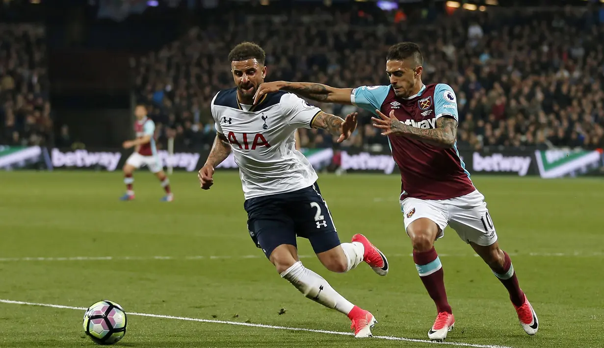 Mantan Pemain Tottenham Hotspur, Kyle Walker (kiri) menerima durasi kontrak bersama Manchester City selama tiga tahun. (AFP/Ian Kington)