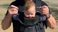 Foto Kebersamaan mereka saat liburan di pantai. Oscar James Ramsey lahir pada 4 April 2019 di Portland Hospital, London. (Liputan6.com/IG/@gordongram)