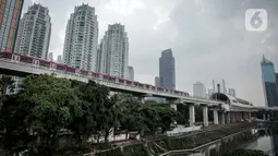 Gerbong kereta Light Rail Transit (LRT) terparkir di jalur Dukuh Atas, Jakarta, Kamis (17/2/2022). Harga tiket LRT Jabodebek mencapai Rp 15 ribu per penumpang untuk rute Dukuh Atas-Cibubur. (Liputan6.com/Faizal Fanani)