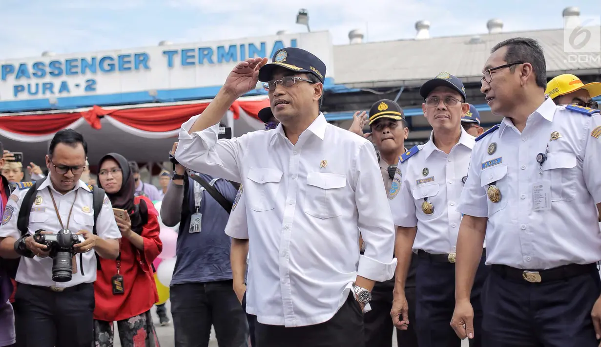 Menteri Perhubungan, Budi Karya Sumadi memberikan balon kepada peserta mudik gratis sepeda motor di Pelabuhan Tanjung Priok, Jakarta, Rabu (20/6). Ada 699 sepeda motor dan 1.650 penumpang yang kembali ke Jakarta dari Semarang. (Liputan6.com/Faizal Fanani)