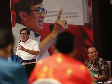 Menteri Hukum dan Hak Asasi Manusia (Menkumham) Yasonna Hamonangan Laoly saat memberikan arahan pada Forum Advokat Pengawal Pancasila (FAPP) di Gedung Kemenkumham, Jakarta, Jumat (21/7). (Liputan6.com/Faizal Fanani)