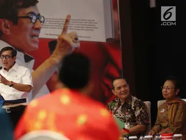 Menteri Hukum dan Hak Asasi Manusia (Menkumham) Yasonna Hamonangan Laoly saat memberikan arahan pada Forum Advokat Pengawal Pancasila (FAPP) di Gedung Kemenkumham, Jakarta, Jumat (21/7). (Liputan6.com/Faizal Fanani)
