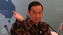 Menteri Perdagangan Thomas Lembong saat mengumumkan hasil pengawasan semester II tahun 2015 di Gedung Kemendag, Jakarta, Selasa (22/12/2015). Kemendag mendapati 51 pelangaran SNI dan 49 pelanggar MKG. (Liputan6.com/Angga Yuniar)