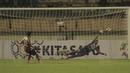 Kiper Bali United, Wawan Hendrawan, berusaha menghalau bola tendangan bek Madura United, Beny Wahyudi, pada laga Piala Presiden di Stadion Manahan, Solo, Sabtu, (3/2/2018). Bali United menang adu penalti dengan skor 5-4. (Bola.com/M Iqbal Ichsan)
