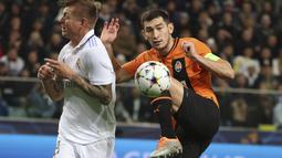 Gelandang Real Madrid, Toni Kroos berusaha menahan bola tendangan pemain Shakhtar Donetsk, Taras Stepanenko pada pertandingan lanjutan grup F Liga Champions di stadion Polish Army Stadium di Warsawa, Polandia, Rabu, 12 Oktober 2022. Shakhtar Donetsk bermain imbang atas Real Madrid 1-1. (AP Photo/Michal Dyjuk )