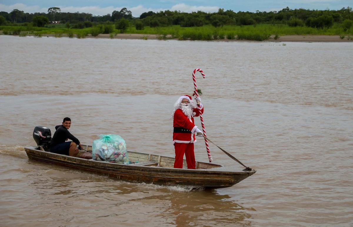 FOTO: Sinterklas Menyusuri Sungai Amazon Antar Hadiah Natal