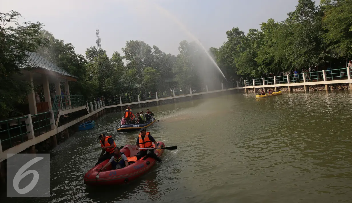 Petugas menolong warga tenggelam saat simulasi penanganan bencana di Jakarta, Kamis (10/12). Guna mengantisipasi banjir khususnya pada musim penghujan dan air pasang, berbagai persiapan dilakukan Pemkot Jakarta Utara. (Liputan6.com/Faizal Fanani)