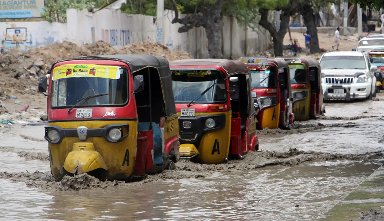 Sejumlah tuktuk melewati jalan yang banjir setelah hujan lebat di Mogadishu, Somalia, Senin (13/11/2023). Sejak Oktober, banjir yang disebabkan oleh hujan deras telah menyebabkan hampir setengah juta orang mengungsi dan mengganggu kehidupan lebih dari 1,2 juta orang, serta menyebabkan kerusakan parah pada infrastruktur sipil terutama di wilayah Gedo di Somalia selatan, kata para pejabat. (AP Photo/Farah Abdi Warsameh)