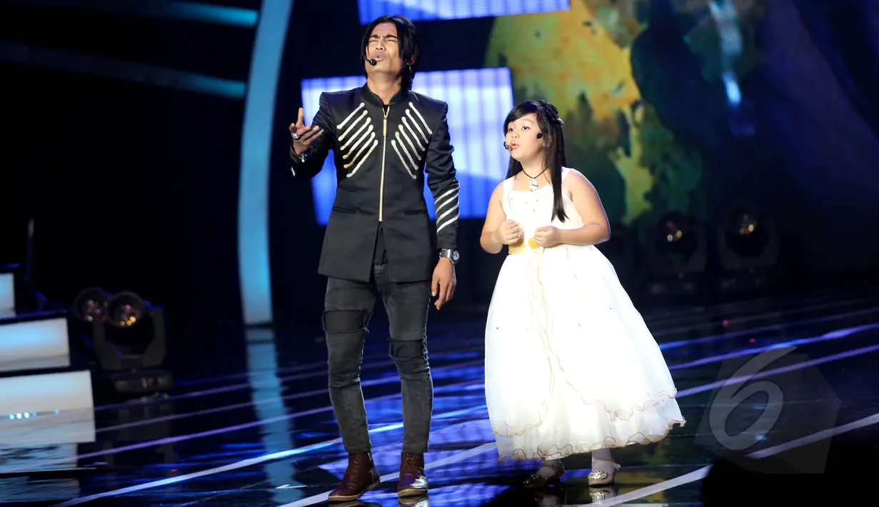 Duet Charly Setia Band dengan Syafira di malam puncak penganugerahan Liputan 6 Awards 2015 yang digelar di Studio Emtek, Jakarta, Rabu (20/5/2015). (Liputan6.com/Faisal R Syam)