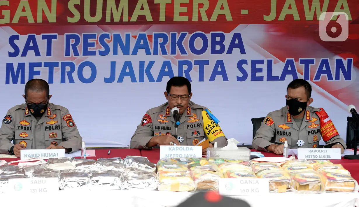 Kapolda Metro Jaya Irjen, Nana Sudjana (tengah), Kabid Humas Polda Metro Jaya Kombes Yusri Yunus (kiri) dan Kapolres Metro Jakarta Selatan Kombes Pol Budi Sartono (kanan) memberikan keterangan terkait kasus narkoba di Polres Metro Jakarta Selatan, Senin (3/8/2020). (merdeka.com/Dwi Narwoko)