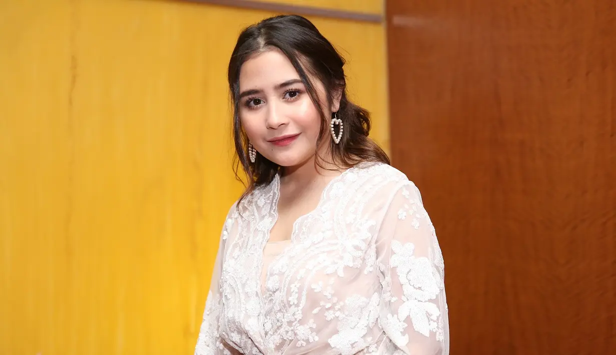"Aku emang menunggu pernikahan Radit dari awal mereka foto prewed. Pas tahu jadwal mereka menikah bertepatan dengan penerbangan aku, langsung buru-buru aku cancel," kata Prilly Latuconsina. (Nurwahyunan/Bintang.com)