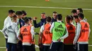 Pelatih Spanyol Luis Enrique (tengah) berbicara kepada para pemainnya selama sesi latihan di La Ciudad del Futbol, Las Rozas de Madrid, Spanyol (8/11/2021). Saat ini timnas Spanyol berada di posisi kedua Grup B Kualifikasi Piala Dunia 2022 dengan koleksi 13 poin. (AFP/Gabriel Bouys)
