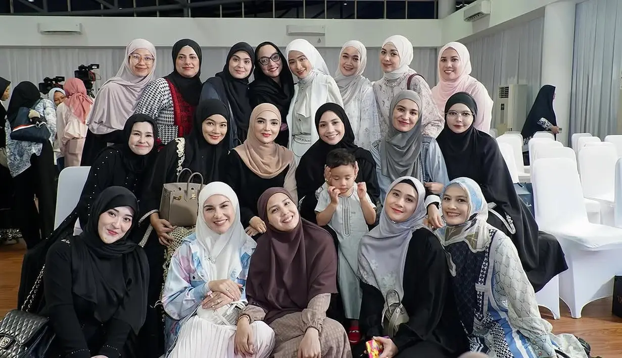 Penampilannya yang elegan mendapat banyak pujian dari sahabat serta penggemarnya, yang memuji aura meneduhkan dan kesan awet muda yang terpancar dari dirinya. [@ashanty_ash].