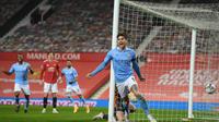 John Stones saat mencetak gol ke gawang Manchester United. Manchester City menang pada pertemuan kedua tim di semifinal Carabao  Cup, Kamis dini hari WIB. (AFP)