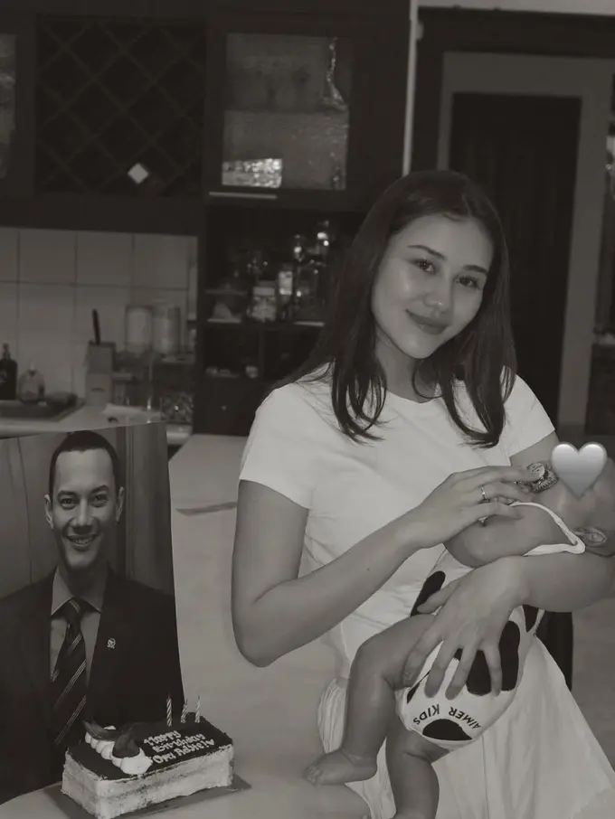 Tampilan Serba Putih Aaliyah Massaid Peringati Ulang Tahun Sang Ayah, Pamer Gaya Menggemaskan Baby Arash yang Kenakan Babysuit