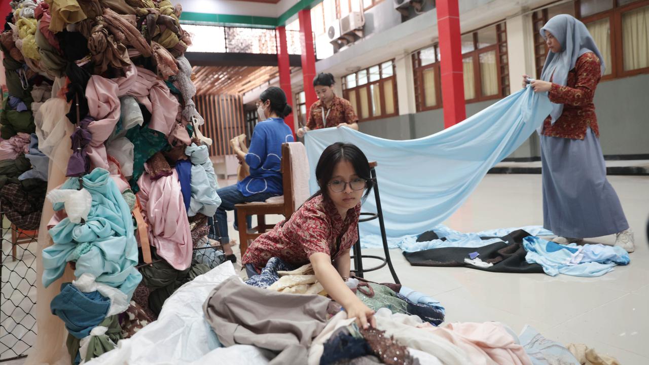 Barang Bekas Disulap Jadi Karya Seni