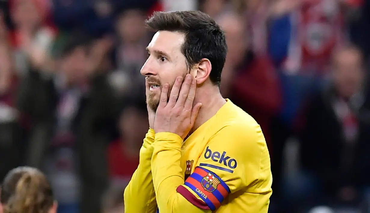 Reaksi striker Barcelona, Lionel Messi usai melewatkan peluang mencetak gol ke gawang Athletic Bilbao pada babak perempat final Copa del Rey di San Mames, Kamis (6/2/2019). Barcelona kandas di babak perempat final Copa del Rey setelah takluk 0-1 di kandang Athletic Bilbao . (AP/Alvaro Barrientos)