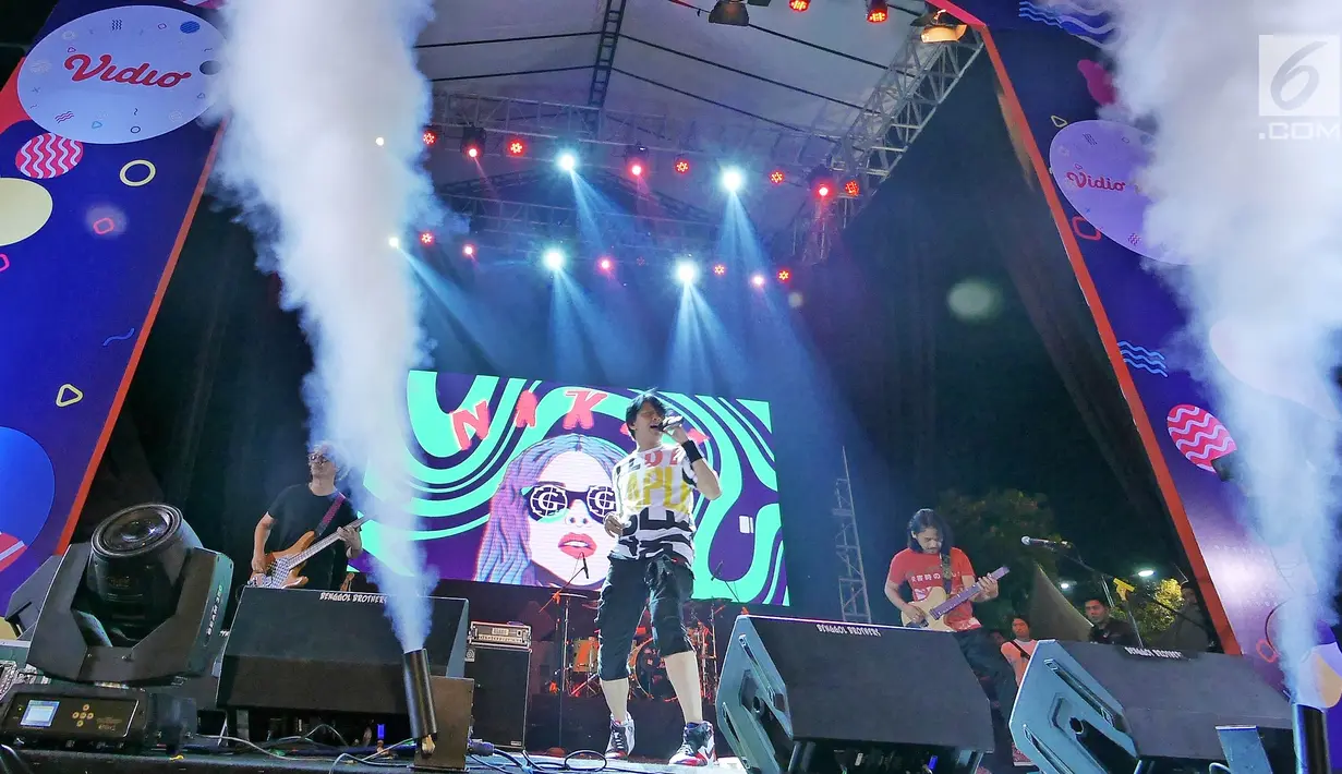 Penampilan band GIGI pada acara Vidio Fair 2.0 di Gandaria City Mall, Sabtu (3/11). Selain GIGI, musisi-musisi papan atas seperti Sheryl Sheinafia, Andien dan Govinda juga tampil menghibur pengunjung (Liputan6.com/Herman Zakharia)