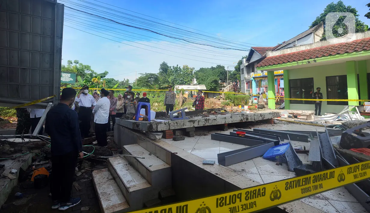 Menteri Koordinator Bidang Pembangunan Manusia dan Kebudayaan (Menko PMK) Muhadjir Effendy (kiri tengah) meninjau lokasi tembok roboh di Madrasah Tsanawiyah Negeri (MTsN) 19 Pondok Labu, Cilandak, Jakarta, Jumat (7/10/2022). Saat tembok roboh, beberapa siswa tengah bermain di taman sekolah. (merdeka.com/Arie Basuki)