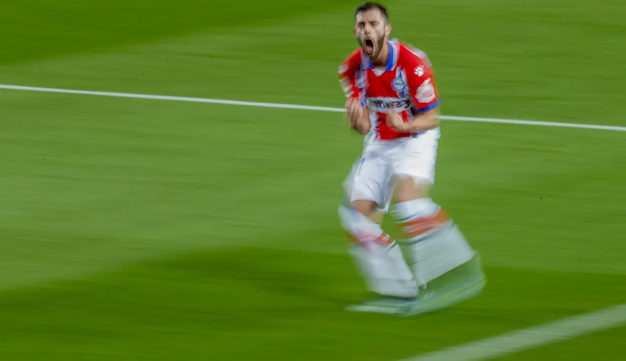 Penyerang Deportivo Alaves, Luis Rioja berselebrasi usai mencetak gol ke gawang Barcelona pada pertandinga lanjutan La Liga Spanyol di stadion Camp Nou, Spanyol, Minggu (14/2/2021). Barcelona tertinggal delapan angka dari Atletico Madrid di puncak klasemen. (AP Photo/Joan Monfort)