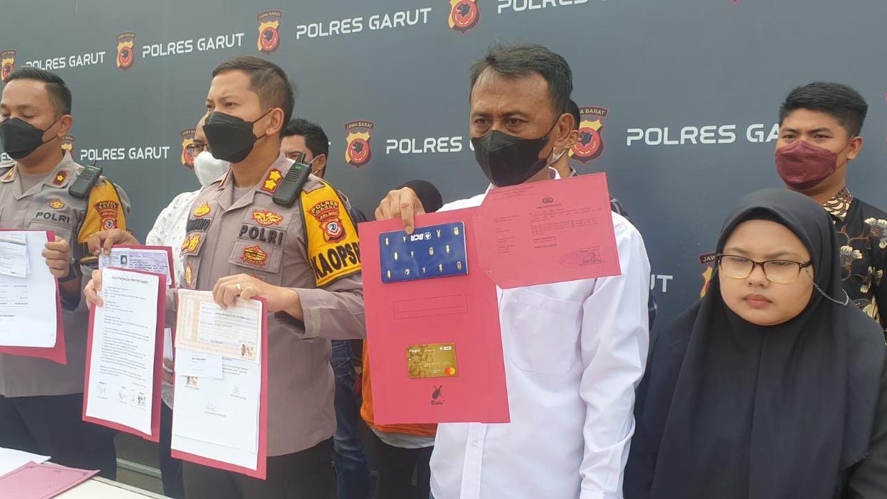 Kapolres Garut AKBP Wirdhanto Hadicaksono menunjukan barang bukti berupa bukti transfer yang digunakan tersangka NW, pelaku penipuan jualan minyak goreng di bawah harga pasar di Garut. (Liputan6.com/Jayadi Supriadin)