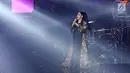 Penyanyi Vina Panduwinata tampil pada konser bertajuk 'September Ceria' di Balai Sarbini, Jakarta, Jumat (8/9). Sebanyak 15 lagu dibawakan dengan mengajak penggemar ikut bernyanyi. (Liputan6.com/Herman Zakharia)
