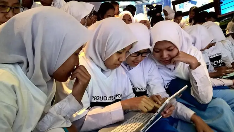 Sepuluh Ribu Guru dan Ratusan Siswa Ramai-ramai Belajar Coding