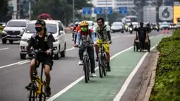 Pengendara sepeda melintas di jalan Sudirman, Jakarta, Jumat (19/6/2020). Direktorat Lalu Lintas Polda Metro Jaya mengingatkan pesepeda untuk berkendara di jalurnya. Pesepeda yang keluar dari jalurnya bisa dikenai denda tilang Rp 100 ribu. (Liputan6.com/Faizal Fanani)