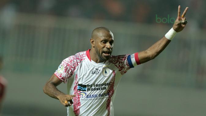 Pemain Persipura Jayapura, Boaz Solossa saat melawan Persija Jakarta pada lanjutan Liga 1 Gojek bersama Bukalapak di Stadion Pakansari, Bogor, (25/5/2018). (Bola.com/Nick Hanoatubun)