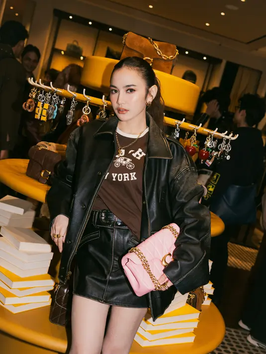 Salah satu yang mencuri perhatian adalah Mahalini. Ia tampil edgy dalam balutan leather jacket hitam yang dipadukan dengan mini skirt senada, menciptakan siluet bold namun tetap feminin. [Dok/KANMO GROUP].