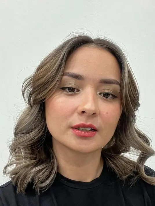 Menjelang natal dan tahun baru, Joanna sengaja mengubah warna rambutnya menjadi lebih cerah [instagram/joannalexandra]