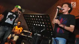 Ahmad Albar dan musisi lainnya seperti Iis 'Rodinda' (vokal), Marcell Siahaan (drum), dan Utox (gitar) saat latihan singel berjudul "Indonesia Bersatu" di Nu Straight Studio Cipete, Jakarta, Selasa (14/11).  (Liputan6.com/Helmi Afandi)