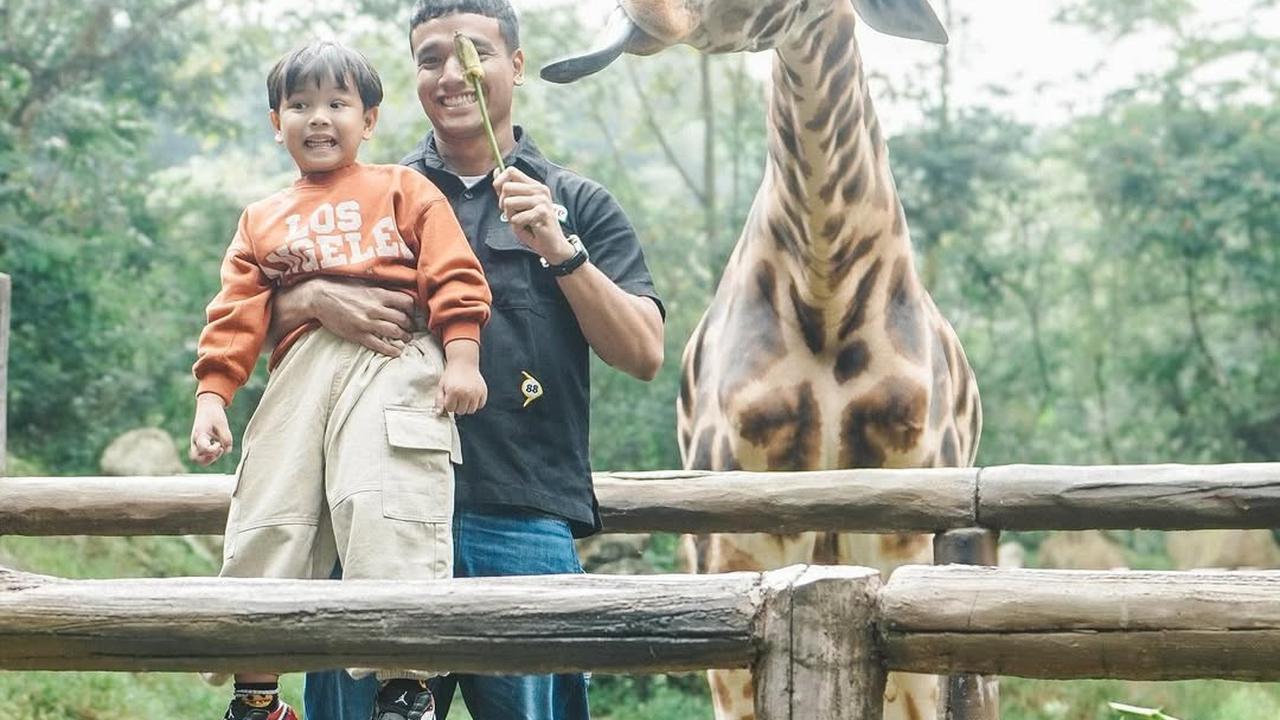 7 Potret Gala Sky Dibuat Menangis saat Foto Bareng Jerapah, Ekspresinya Bikin Gemas - Padahal Sebelumya Happy