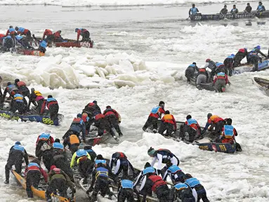 Beberapa dari 50 tim memulai perlombaan kano es Karnaval Musim Dingin Quebec melintasi Sungai St. Lawrence di Kota Quebec, Kanada, 5 Februari 2023. (Jacques Boissinot/The Canadian Press via AP)