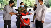 PLT Gubernur Sulawesi Selatan, Bapak Andi Sudirman Sulaiman memberikan 1 unit motor kepada Bapak Safaruddin sebagai bentuk apresiasi