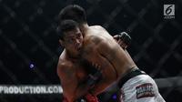 Petarung Indonesia, Stefer Rahardian, saat melawan petarung Filipina, Robin Catalan, pada laga ONE Championship di Istora Senayan, Sabtu (19/1). Stefer Rahardian takluk dari Robin Catalan. (Bola.com/M Iqbal Ichsan)