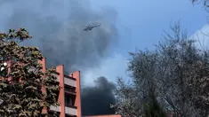 Helikopter militer Afghanistan terbang di atas rumah sakit militer terbesar di Kabul setelah insiden baku tembak di dalam gedung, Rabu (8/3). Sejumlah pria bersenjata memakai seragam dokter menyerbu RS tersebut. (AP Photos/Massoud Hossaini)
