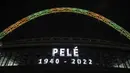 Lengkungan Stadion Wembley di London, Kamis (29/10/2022), menyala dengan warna bendera Brasil setelah mantan legenda sepak bola Brasil, Pele meninggal dunia. Sebelum kepergiannya, Pele menjalani perawatan intensif di rumah sakit Albert Einstein, Sao Paulo selama satu bulan terakhir untuk berjuang sembuh dari kanker usus yang dideritanya sejak 2021. (AP Photo/PA/Kieran Cleeves)