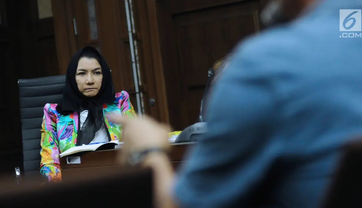 Bupati nonaktif Kutai Kartanegara, Rita Widyasari mendengar keterangan saksi pada sidang lanjutan dugaan suap pemberian izin lokasi perkebunan kelapa sawit di Pengadilan Tipikor, Jakarta, Rabu (7/3). (Liputan6.com/Helmi Fithriansyah)