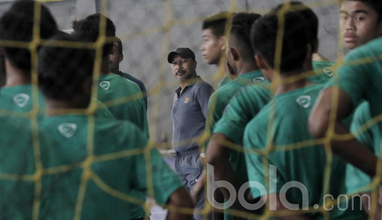 Pelatih Timnas Indonesia U-16, Fakhri Husaini, memantau seleksi Timnas Indonesia U-16 di National Youth Training Centre (NYTC), Sawangan, Depok, Sabtu, (25/03/2017). Sang pelatih memanggil 55 pemain untuk menjalani seleksi. (Bola.com/M Iqbal Ichsan)