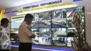 Menhub, Ignasius Jonan melihat pantauan arus mudik dalam Posko Tingkat Nasional Angkutan Lebaran Terpadu tahun 2015, di Kemenhub, Jakarta, Kamis (2/7/2015). Posko dibentuk H-15 lebaran lebih awal dari tahun lalu. (Liputan6.com/Herman Zakharia)