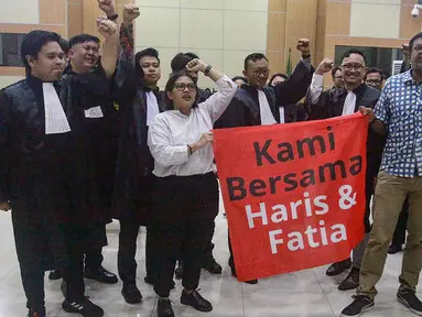 Aktivis dan pegiat Hak Asasi Manusia (HAM), Haris Azhar dan Fatia Maulidiyanti bersama tim pengacara usai sidang vonis bebas di Pengadilan Negeri Jakarta Timur, Jakarta, Senin (8/1/2024). (merdeka.com/Arie Basuki)