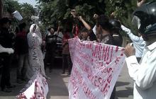 Tersangka korupsi masih bebas, pocong pun demo