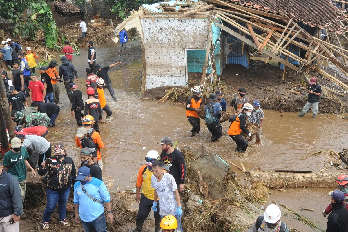 FOTO: Tim SAR Bersihkan Material Longsor Usai Banjir Bandang Sukabumi