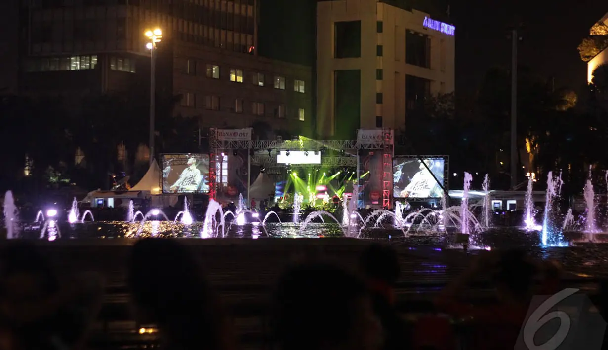 Panggung hiburan yang berada di Bundaran HI Jakarta menjadi daya tarik warga untuk merayakan malam pergantian tahun, Rabu (31/12/2014). (Liputan6.com/Faizal Fanani)