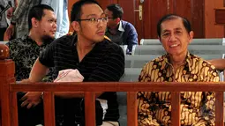 Mantan Dirjen Pajak, Hadi Poernomo (kanan) kembali menjalani sidang lanjutan praperadilan dengan agenda penyerahan berkas dan barang bukti oleh kuasa hukum KPK di Pengadilan Negeri Jakarta Selatan, Selasa (19/5/2015).  (Liputan6.com/Yoppy Renato)